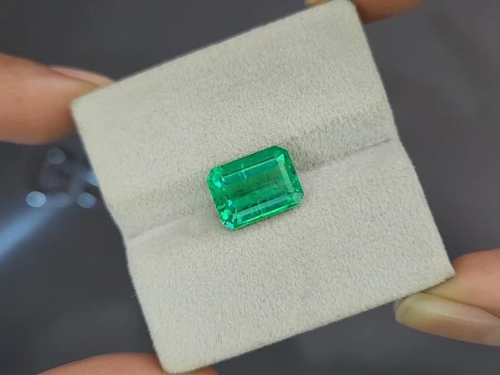 Emerald octagon cut 4.40 carats, Colombia ID 11048