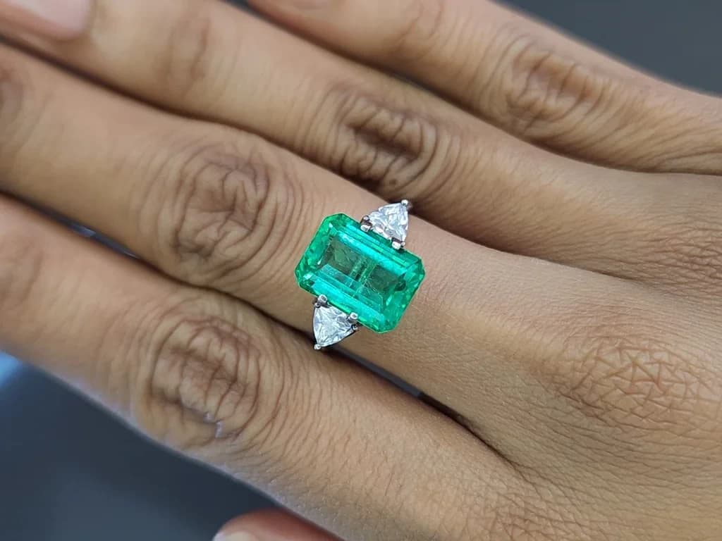 Emerald octagon cut 4.40 carats, Colombia ID 11048