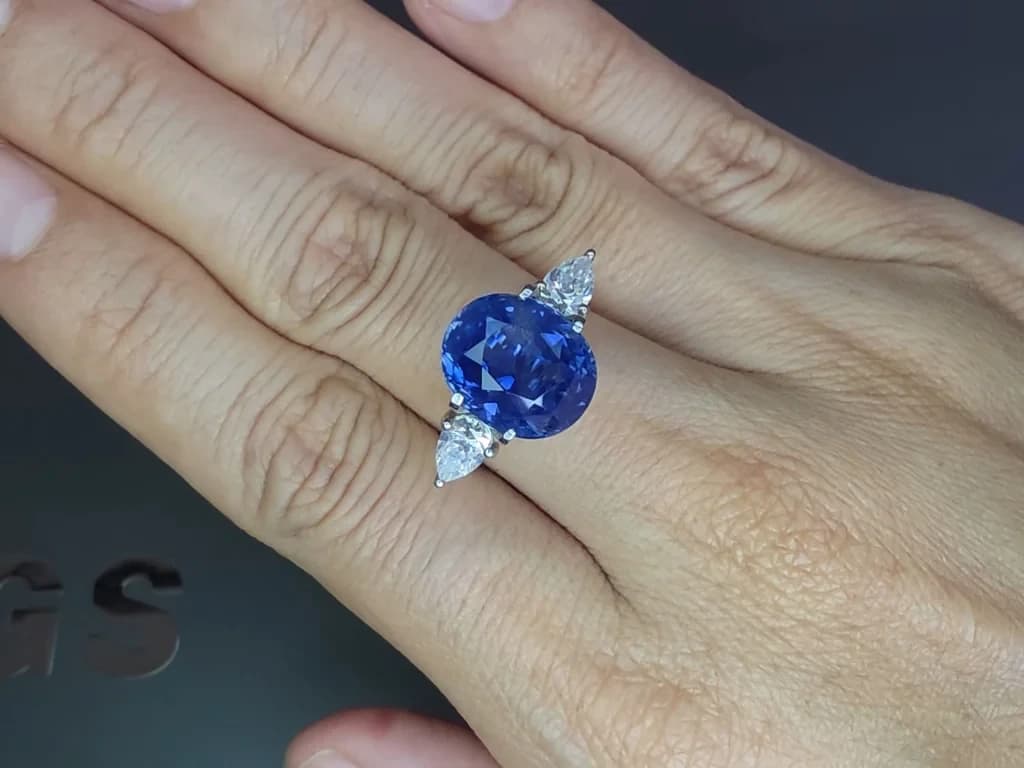 Unheated sapphire Cornflower Blue oval cut 9.20 carats, Madagaskar ID 12052