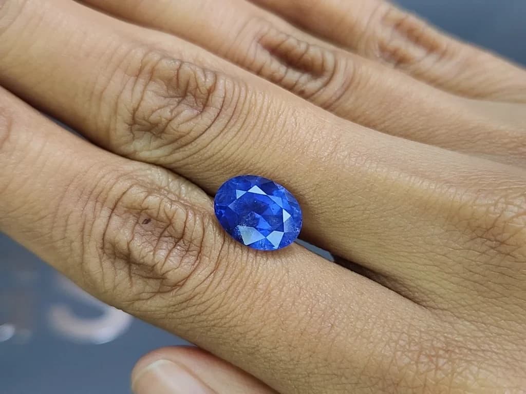 Unheated sapphire Cornflower Blue oval cut 5.98 carats, Sri Lanka ID 12254