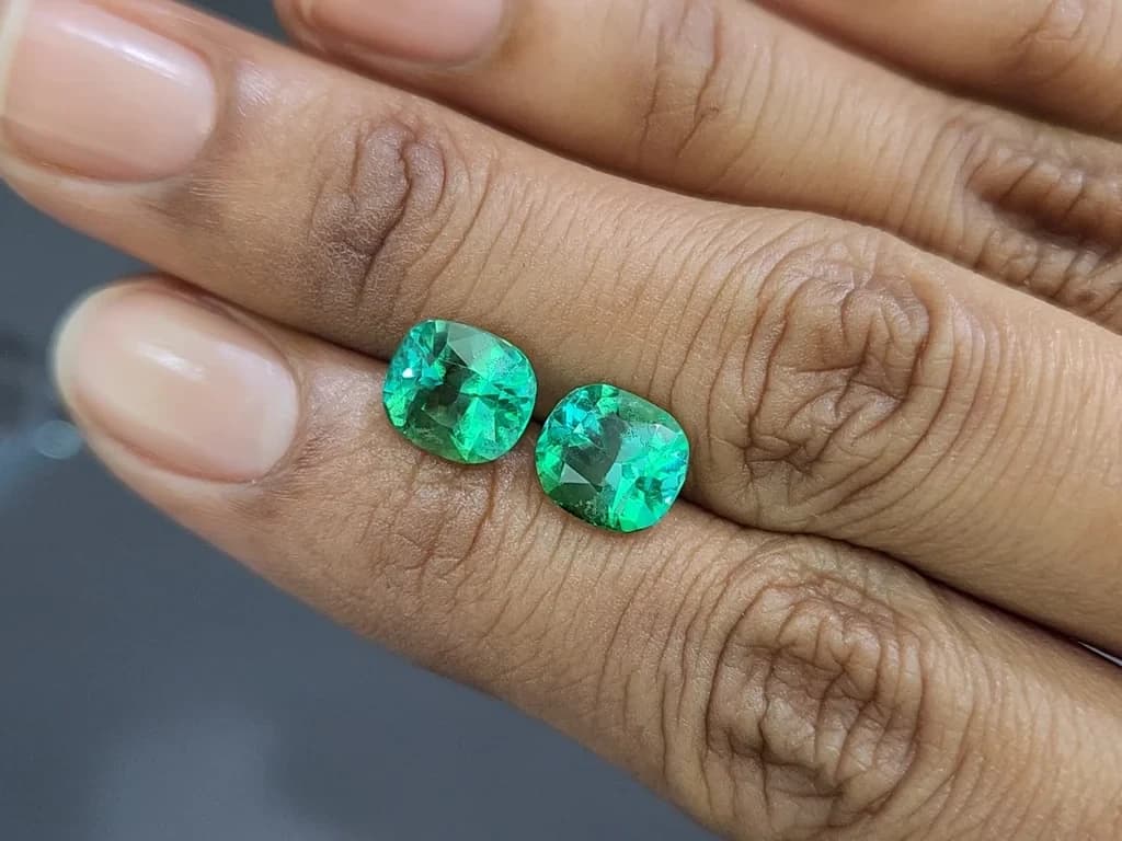Pair of emeralds cushion cut 4.15 carats, Colombia ID 11053