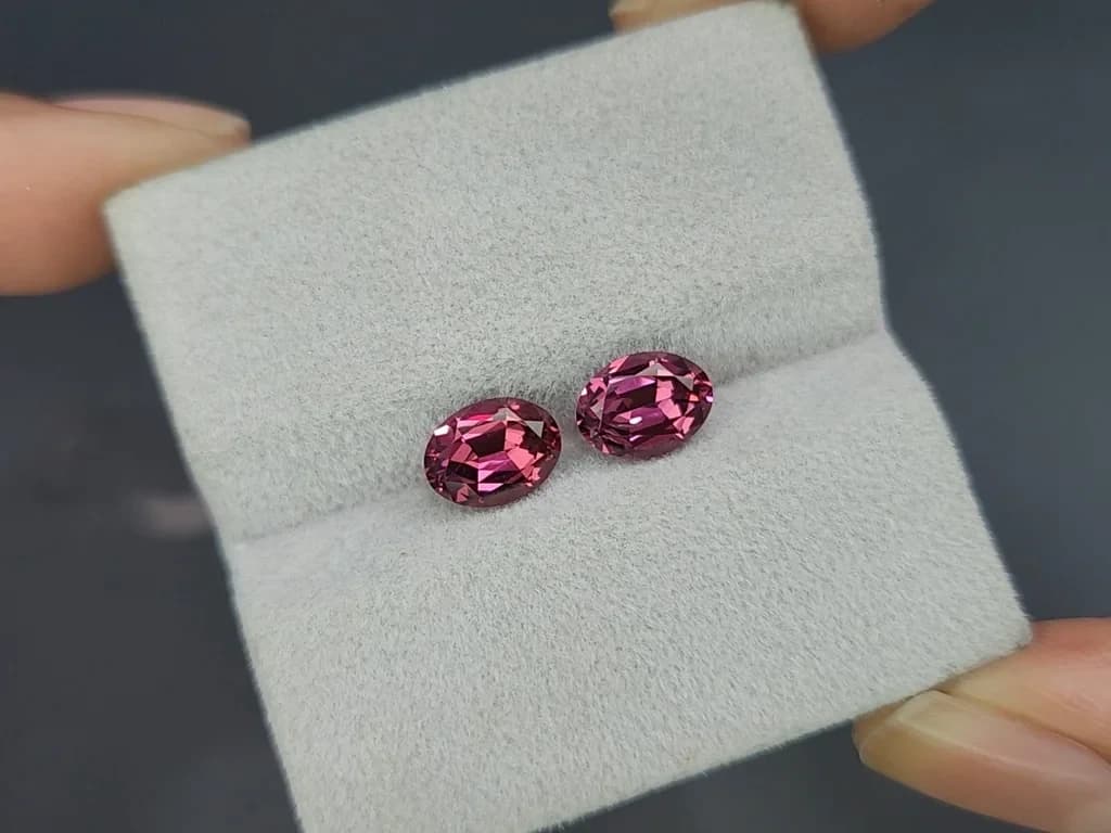 Pair of rhodolite garnets oval cut 2.84 carats, Madagascar ID 11565