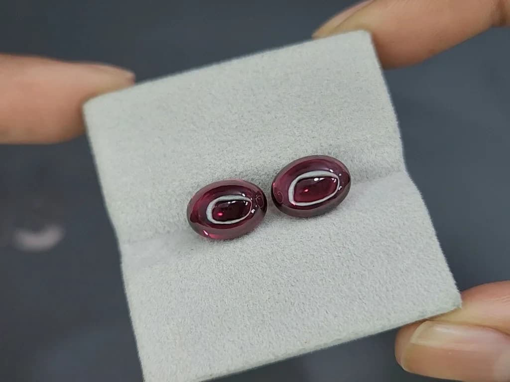 Pair of rhodolite garnets cabochon cut 8.45 carats, Madagascar ID 11567