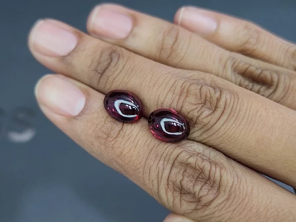 Pair of rhodolite garnets cabochon cut 8.45 carats, Madagascar ID 11567