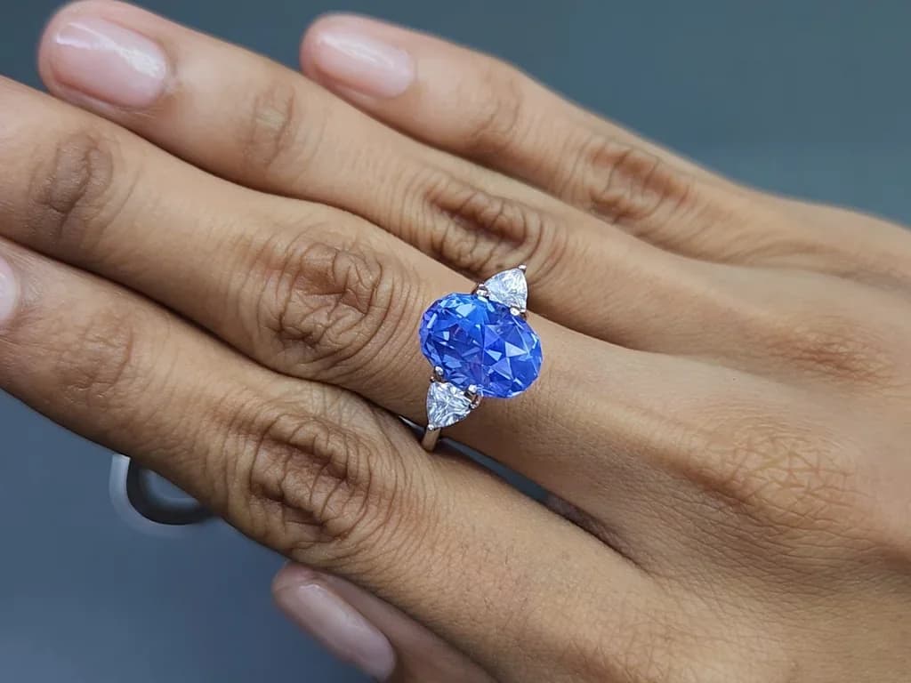 Unheated sapphire Cornflower Blue rutile silk effect oval cut 6.88 carats, Sri Lanka ID 9317