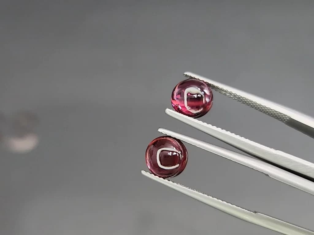 Pair of rhodolite garnets cabochon cut 4.34 carats, Madagascar ID 11568