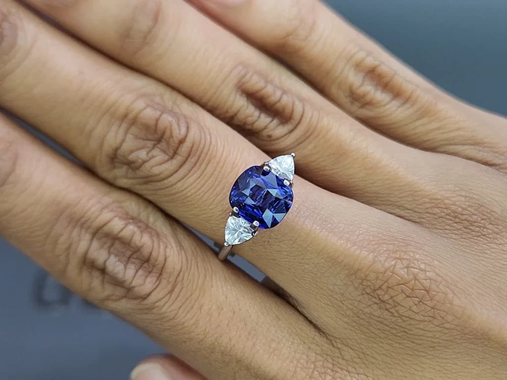 Sapphire Royal Blue cushion cut 4.05 carats, Sri Lanka ID 10969