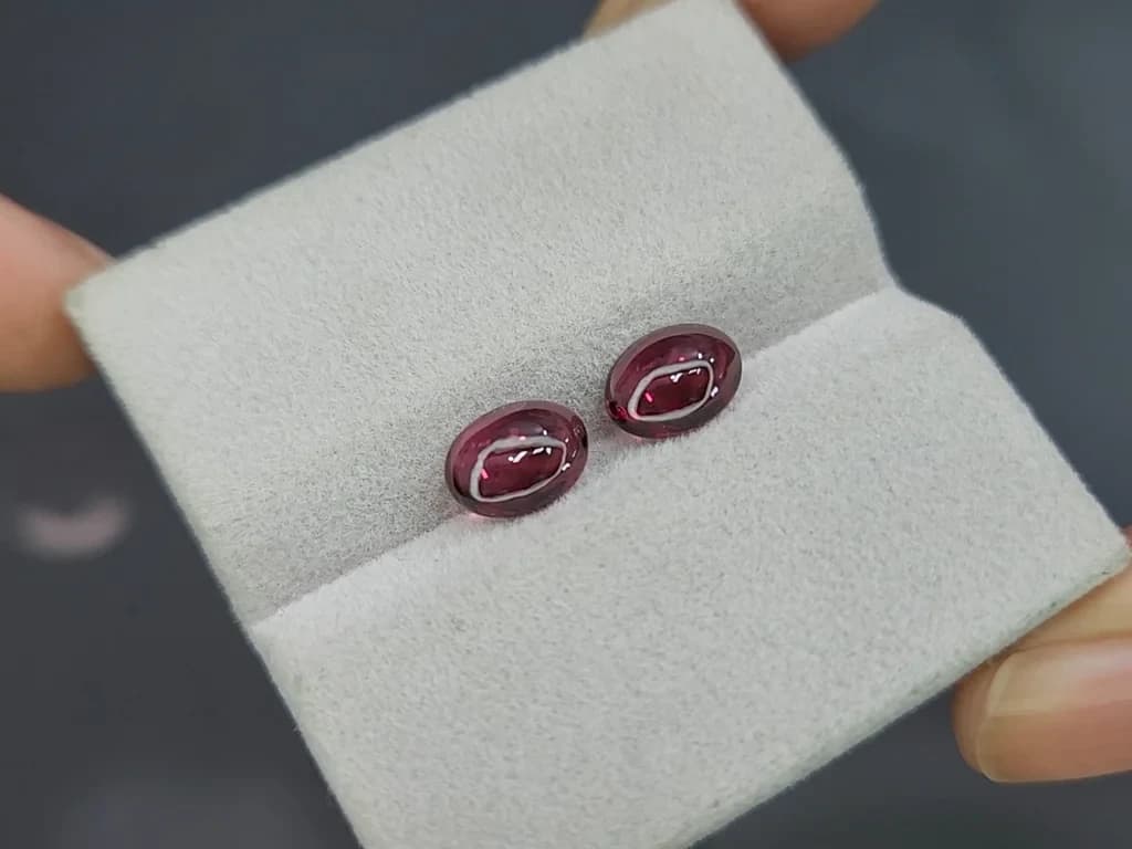 Pair of rhodolite garnets cabochon cut 3.18 carats, Madagascar ID 11571