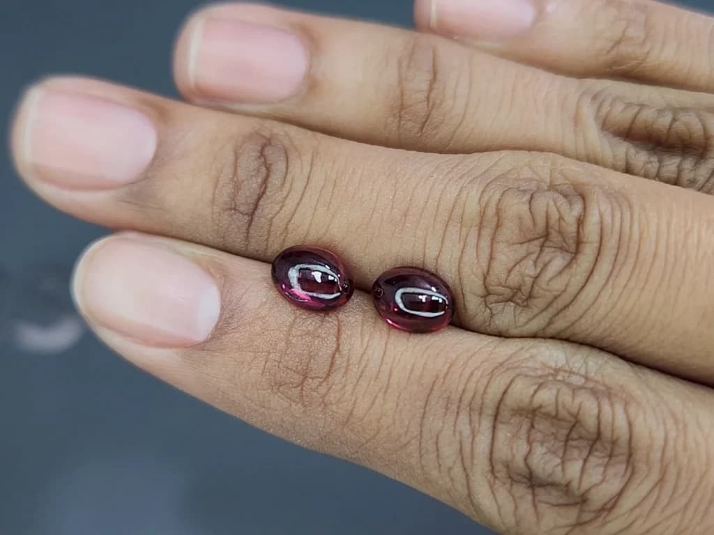 Pair of rhodolite garnets cabochon cut 3.18 carats, Madagascar ID 11571