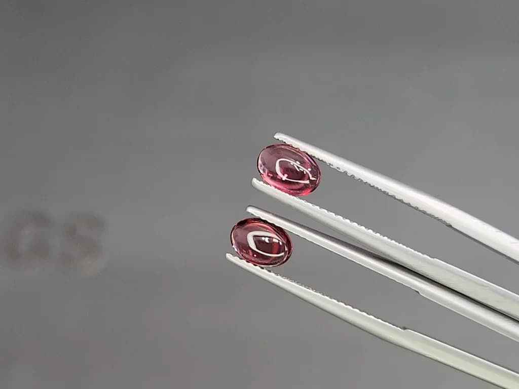 Pair of garnets rhodolite cabochon cut 1.95 carats, Madagascar ID 11572