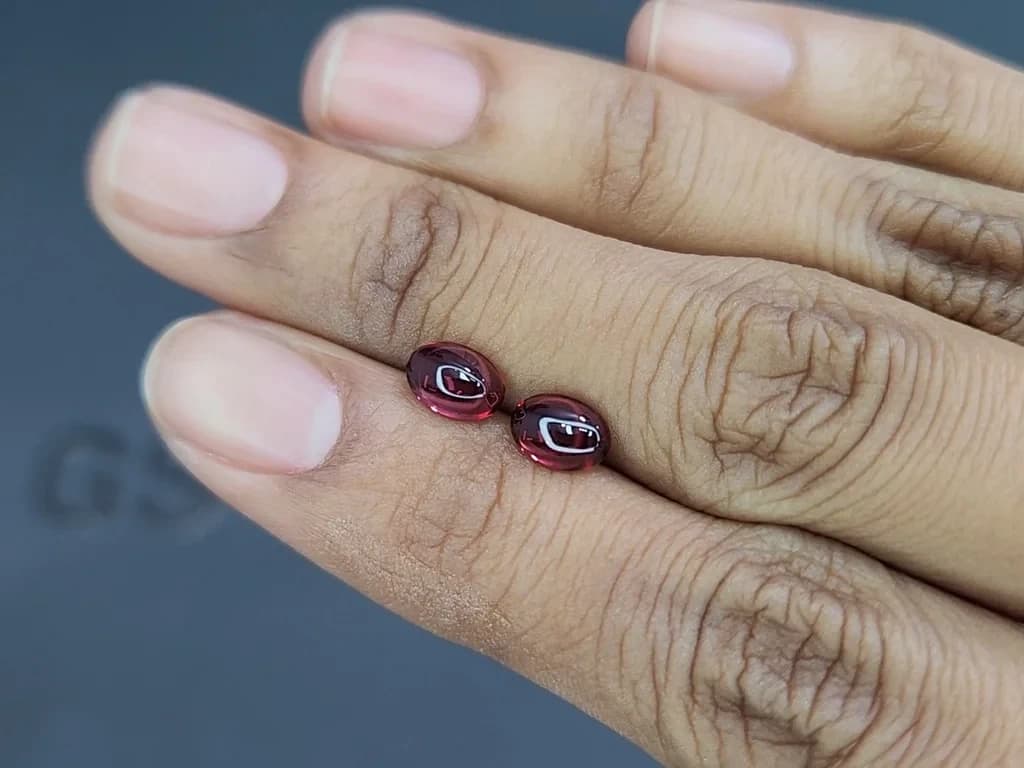 Pair of garnets rhodolite cabochon cut 1.95 carats, Madagascar ID 11572