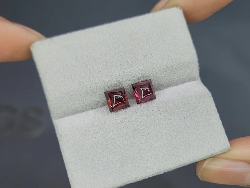 Pair of garnets rhodolite sugarloaf cut 2.53 carats, Madagascar ID 11573
