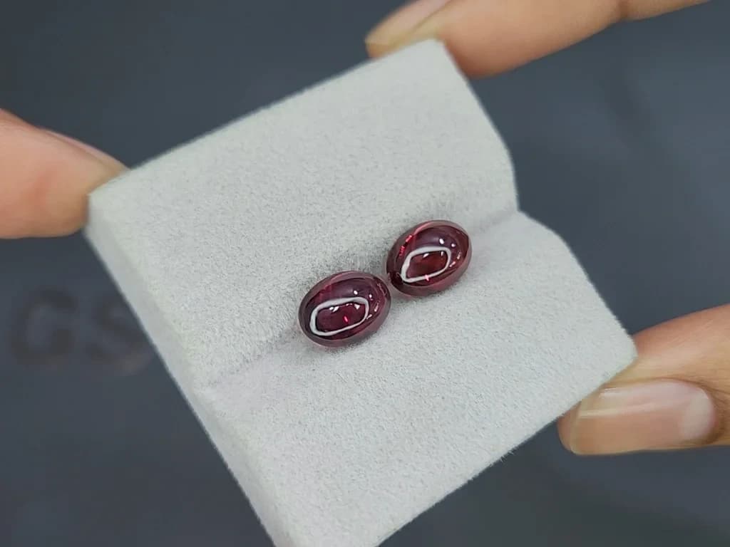 Pair of rhodolite garnets cabochon cut 5.76 carats, Madagascar ID 11575