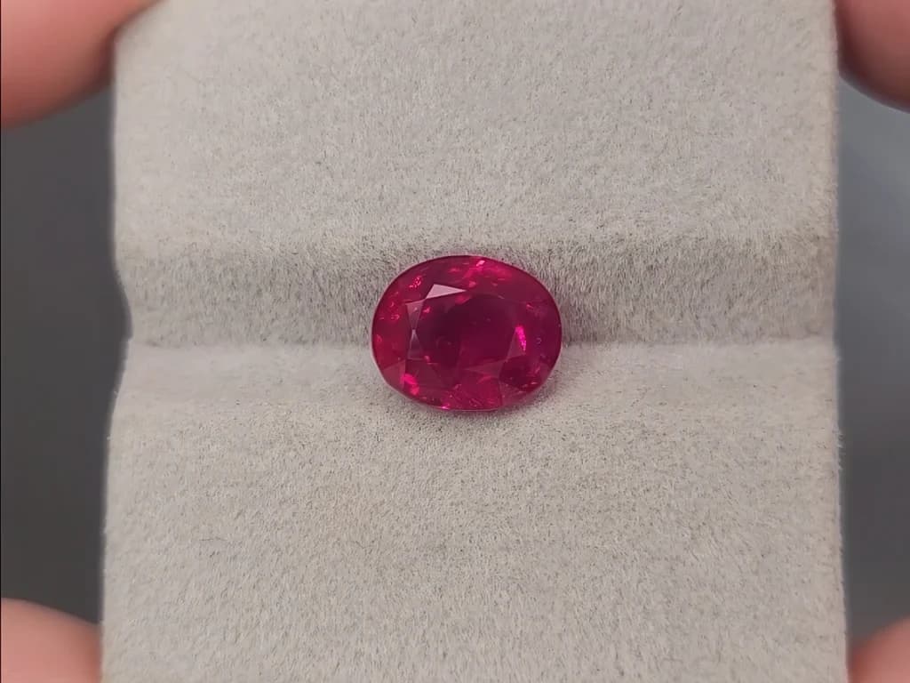 Unheated Pigeon's Blood red ruby in oval cut 5.27 carats, Burma (Mogok), GRS, SSEF ID 10374