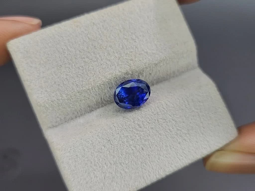 Sapphire Royal Blue oval cut 2.79 carats, Sri Lanka ID 10975