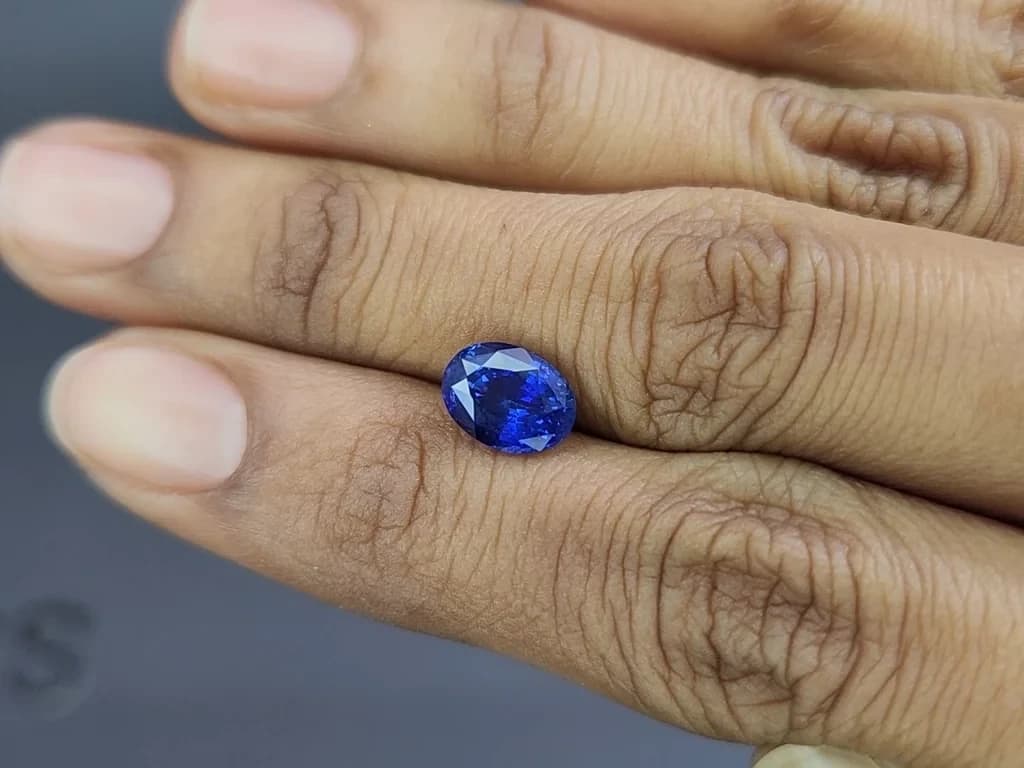 Sapphire Royal Blue oval cut 2.79 carats, Sri Lanka ID 10975
