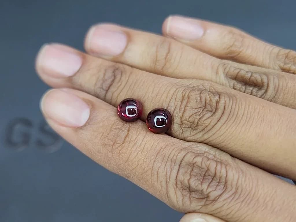 Pair of rhodolite garnets cabochon cut 3.85 carats, Madagascar ID 11577