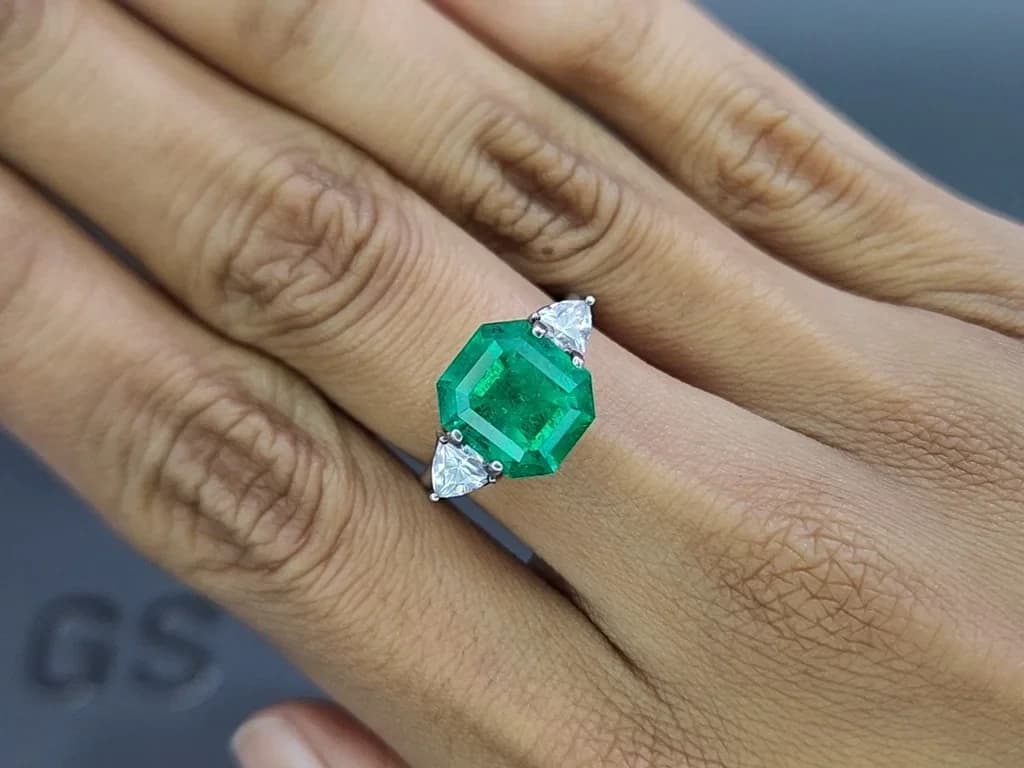 Muzo Green emerald in octagon cut 4.53 carats, Colombia ID 11077