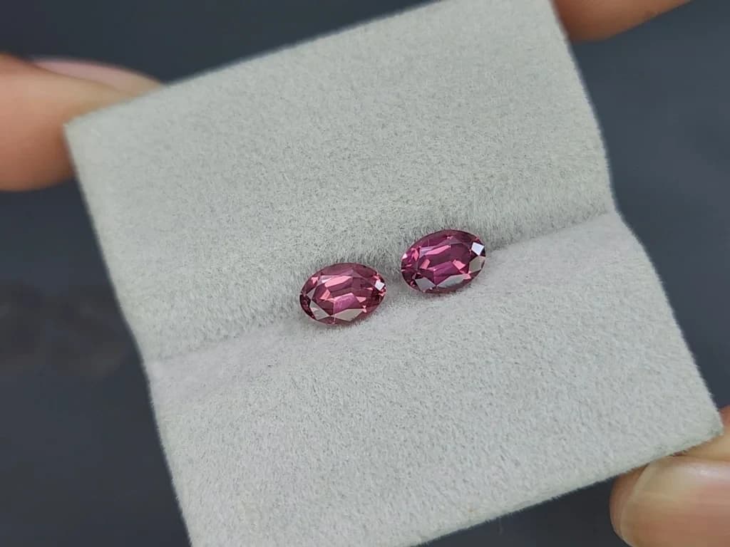 Pair of rhodolite garnets oval cut 1.87 carats, Madagascar ID 11578