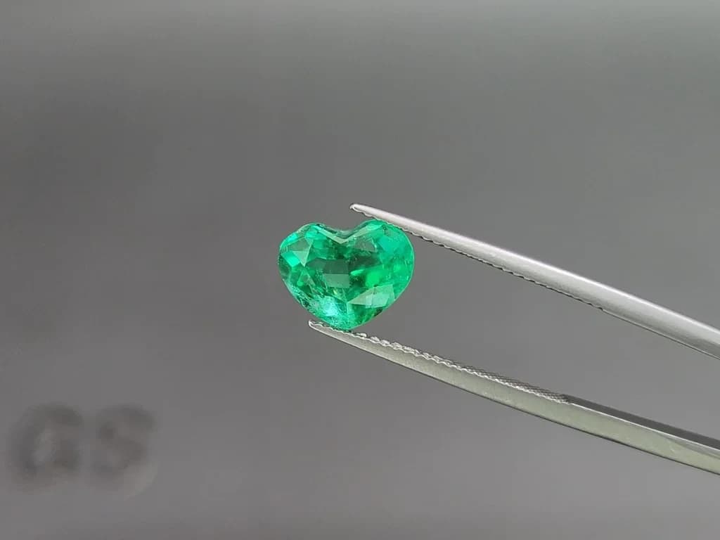 Intense Green emerald with rare effect Gota de Aceite in heart shape 3.11 carats, Colombia ID 11078