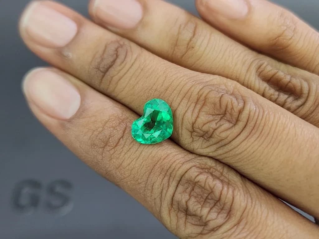 Intense Green emerald with rare effect Gota de Aceite in heart shape 3.11 carats, Colombia ID 11078