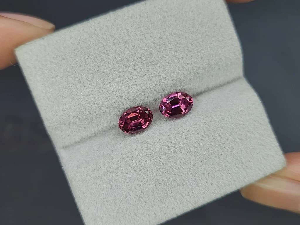 Pair of rhodolite garnets oval cut 1.86 carats, Madagascar ID 11581