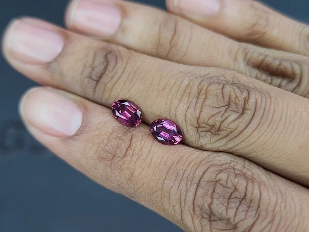 Pair of rhodolite garnets oval cut 1.86 carats, Madagascar ID 11581