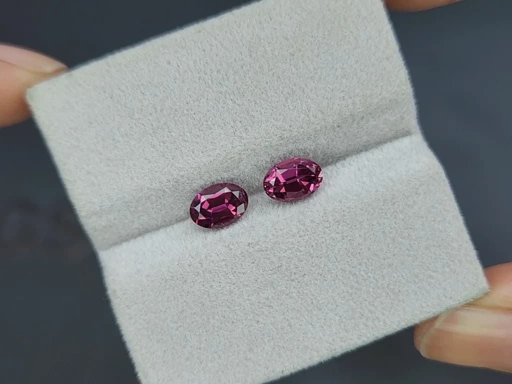 Pair of rhodolite garnets oval cut 2.03 carats, Madagascar ID 11582