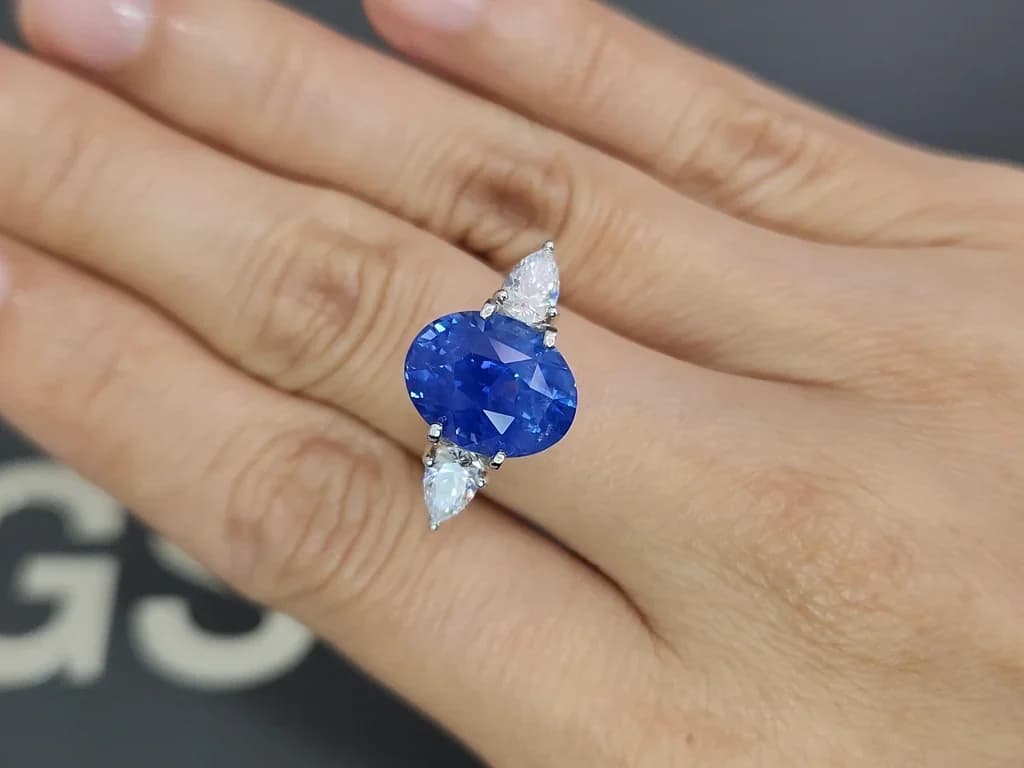 Unique unheated Cornflower Blue sapphire in oval cut 7.24 carats, Sri Lanka ID 8931