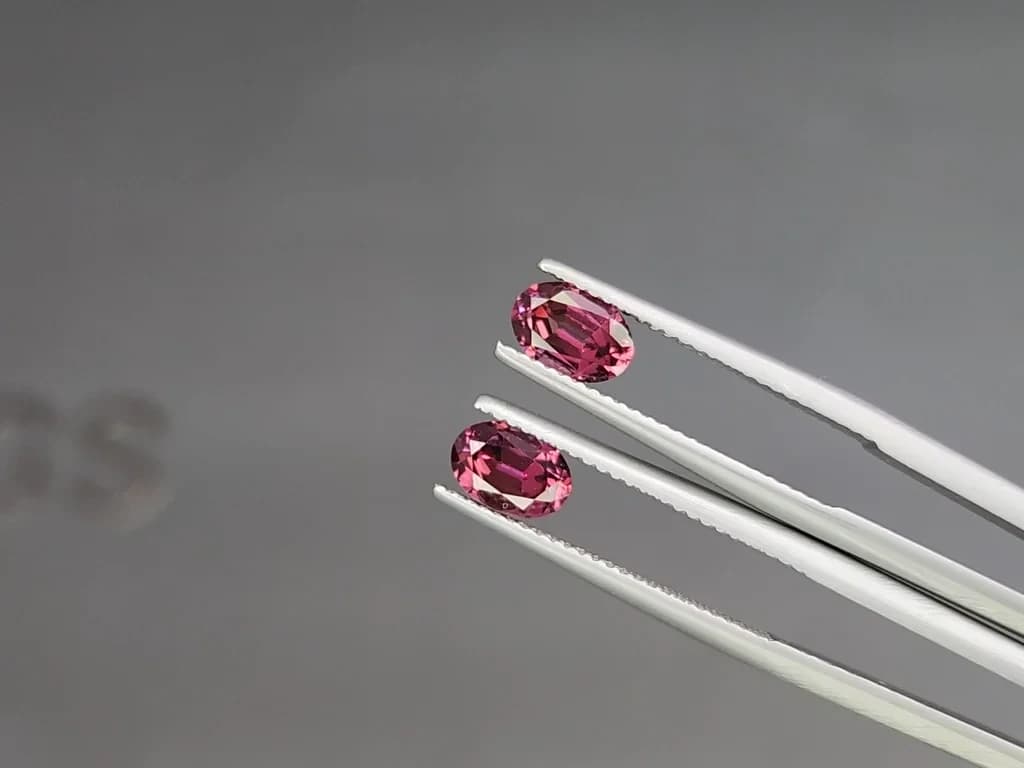 Pair of rhodolite garnets oval cut 1.99 carats, Madagascar ID 11583
