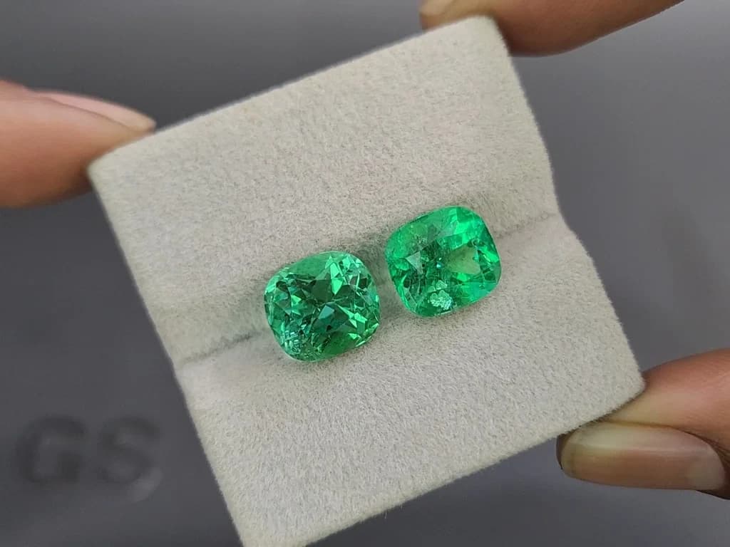 Pair of Intense Green emeralds in cushion cut 9.34 carats, Colombia ID 11084