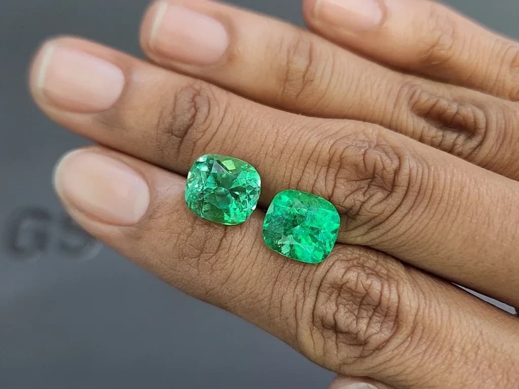 Pair of Intense Green emeralds in cushion cut 9.34 carats, Colombia ID 11084