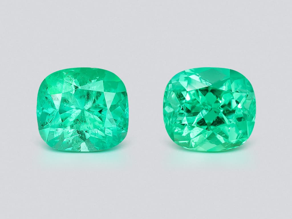 Pair of Intense Green emeralds in cushion cut 9.34 carats, Colombia ID 11084