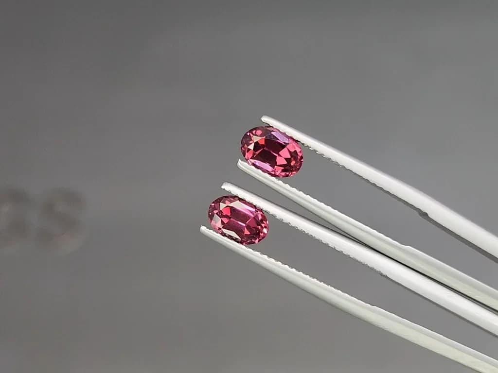 Pair of rhodolite garnets oval cut 2.14 carats, Madagascar ID 11585