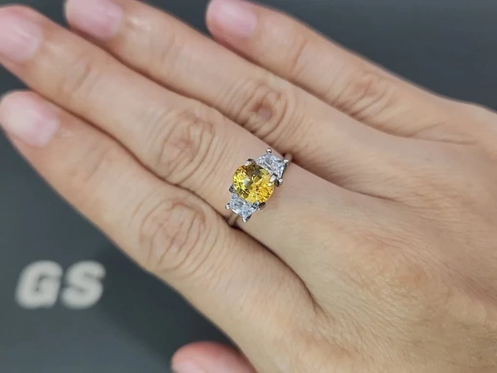 Sapphire Vivid Yellow oval cut 1.61 carats, Sri Lanka ID 12387