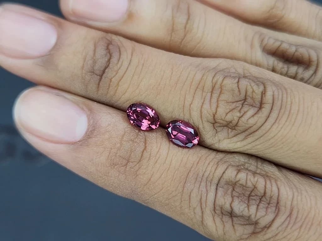 Pair of rhodolite garnets oval cut 1.87 carats, Madagascar ID 11587