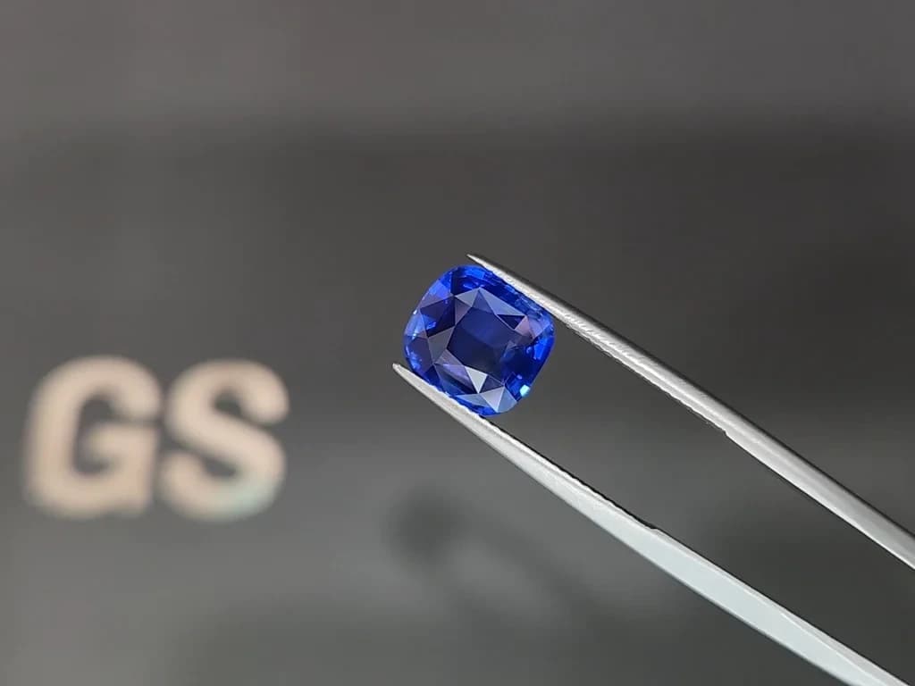 Royal Blue sapphire in cushion cut 4.02 carats, Sri Lanka ID 11687