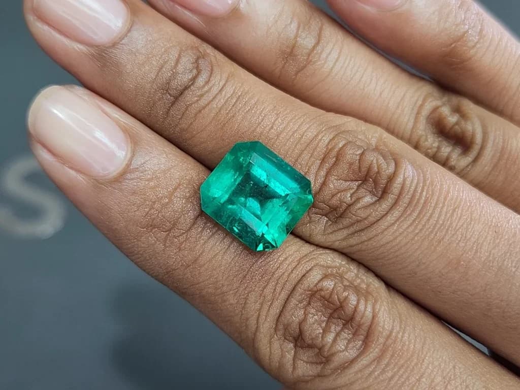 Muzo Vivid Green emerald in octagon cut 7.65 carats, Colombia (GRS) ID 10286