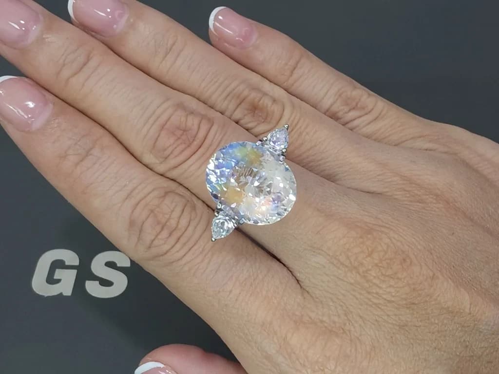 Rainbow moonstone in oval cut 11.94 carats, Madagascar ID 12290
