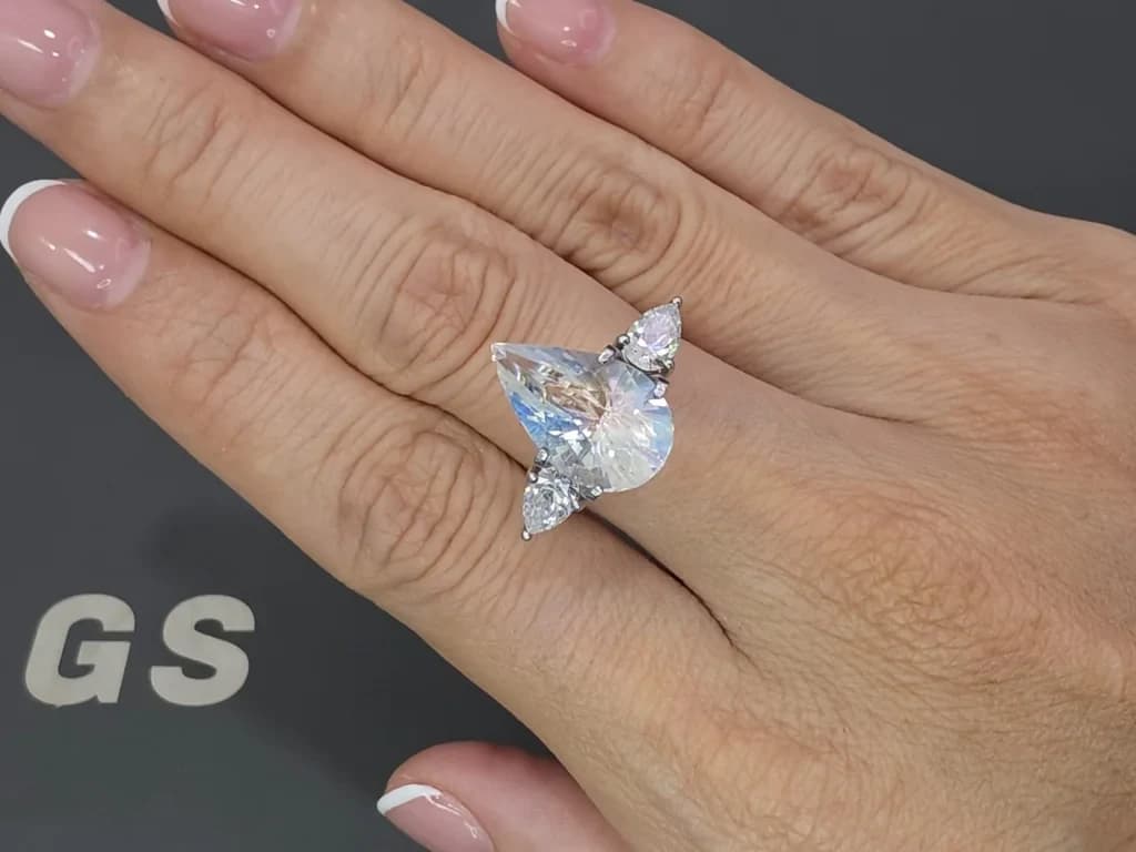 Rainbow moonstone pear cut 5.32 carats, Madagascar ID 12291