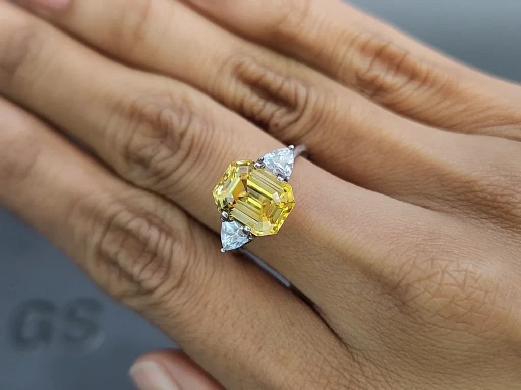 Golden Yellow sapphire in octagon cut 5.50 carats, Sri Lanka ID 11090