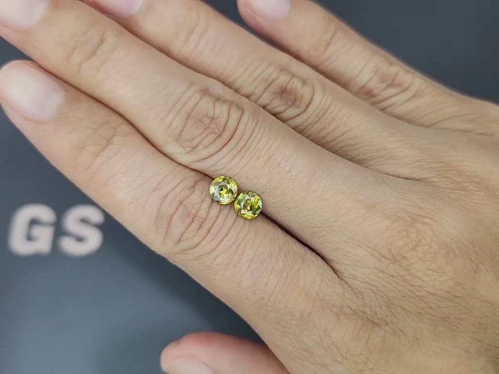 Pair of yellow green sphene round cut 1.15 carats, Madagascar ID 11892