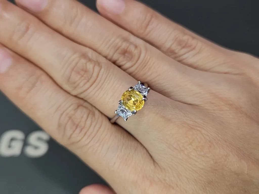 Sapphire Vivid Yellow oval cut 1.20 carats, Sri Lanka ID 12392