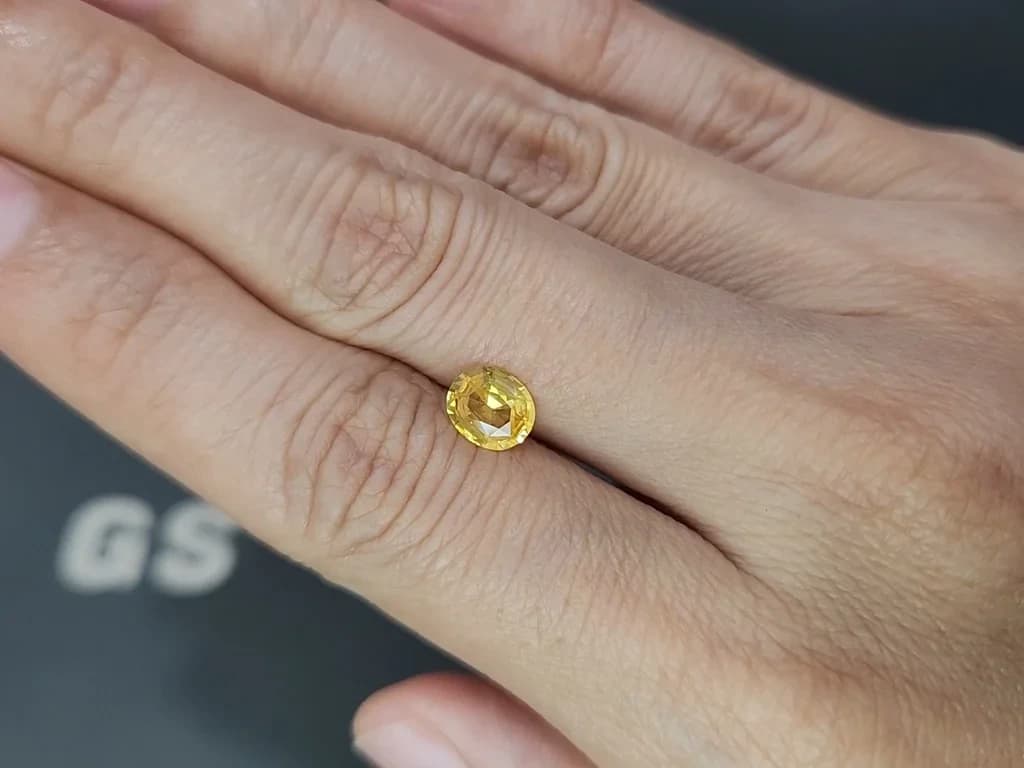 Sapphire Vivid Yellow oval cut 1.20 carats, Sri Lanka ID 12392