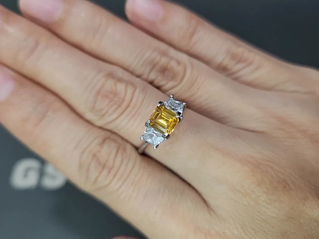 Sapphire Vivid Yellow octagon cut 1.05 carats, Sri Lanka ID 12393
