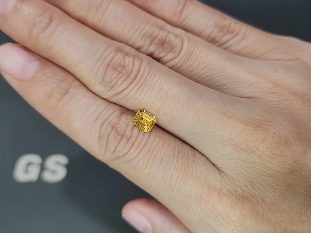 Sapphire Vivid Yellow octagon cut 1.05 carats, Sri Lanka ID 12393