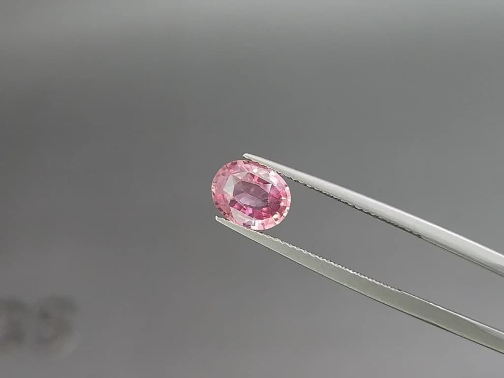 Padparadscha sapphire in oval cut 1.67 carats, Madagascar ID 11092