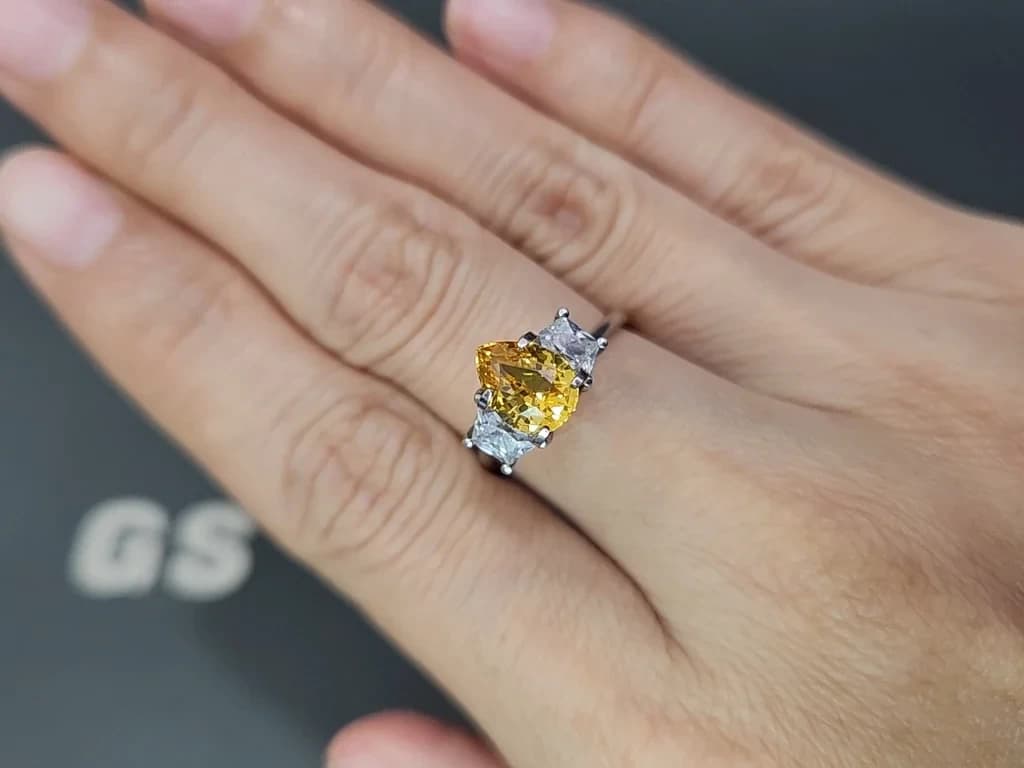 Sapphire Vivid Yellow pear shaped 1.60 carats, Sri Lanka ID 12396
