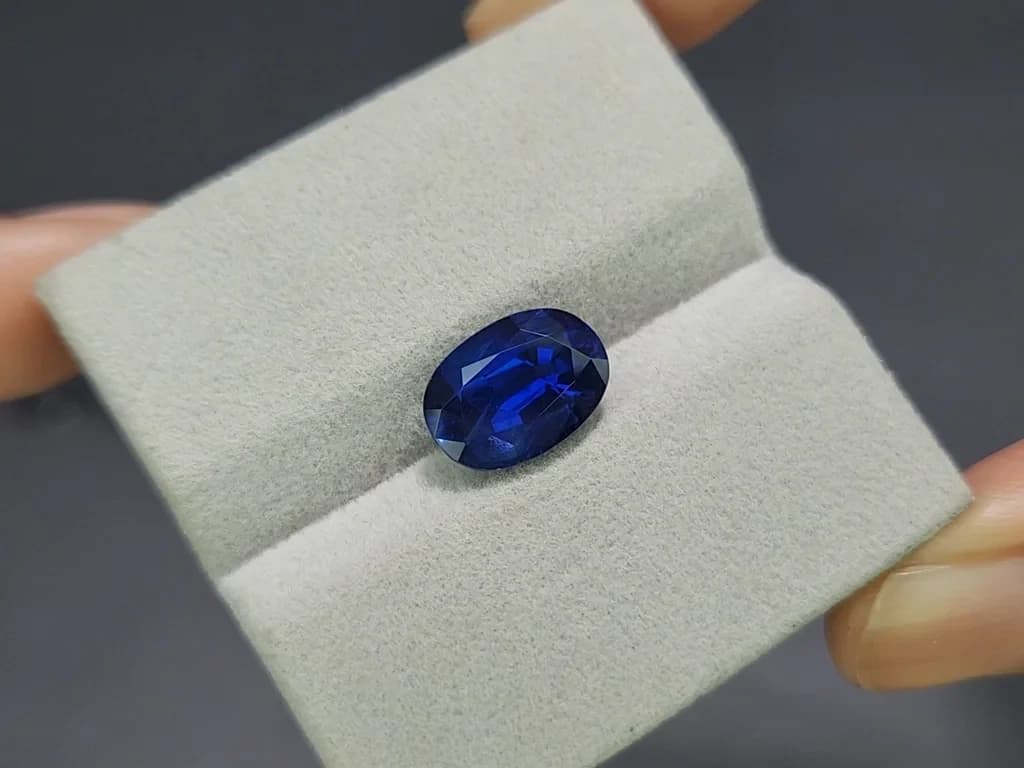 Sapphire Royal Blue oval cut 5.05 carats, Madagascar ID 11596