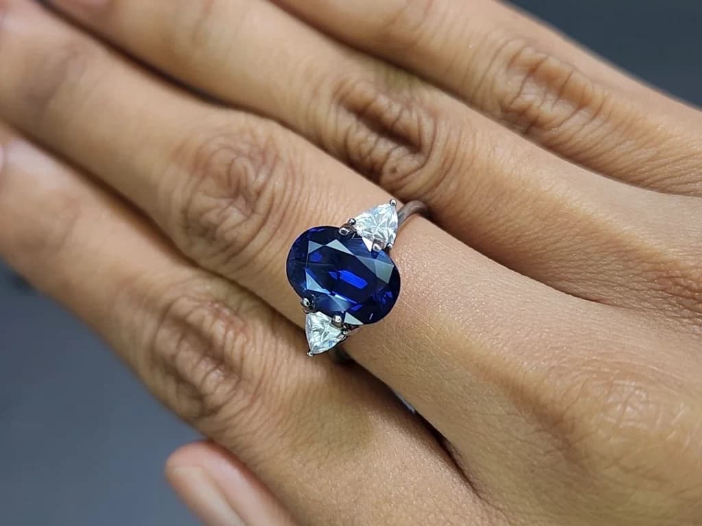 Sapphire Royal Blue oval cut 5.05 carats, Madagascar ID 11596